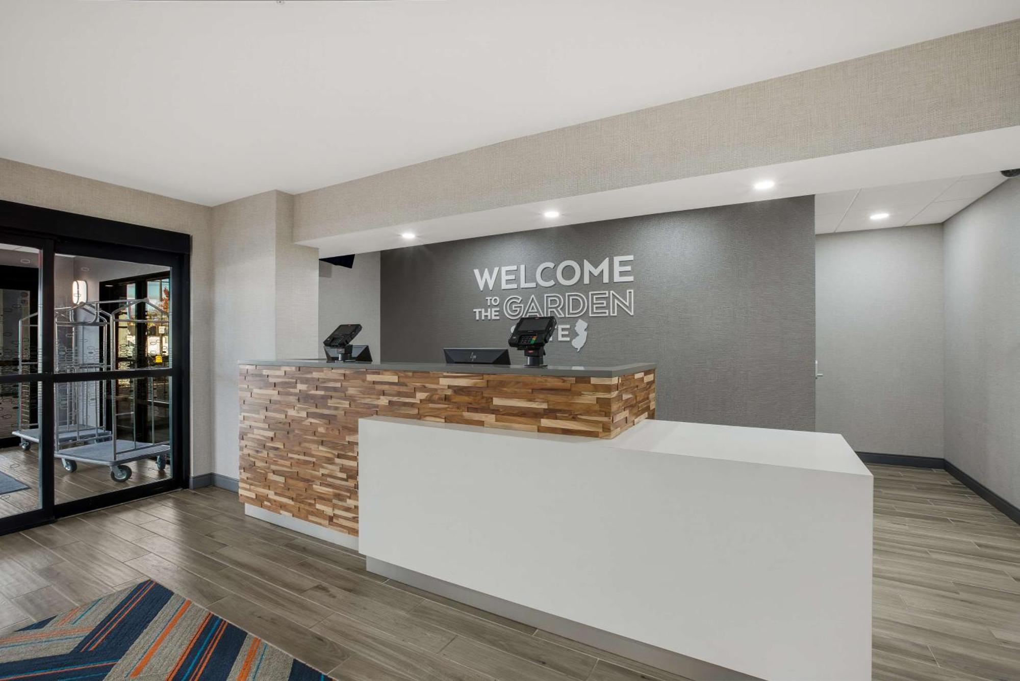 Hampton Inn Linden Exteriör bild